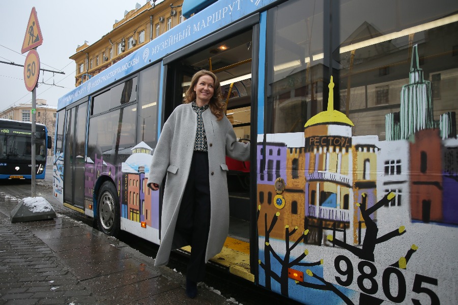 Директор Музея транспорта Москвы Оксана Бондаренко выходит из троллейбуса, который разрисовал художник
