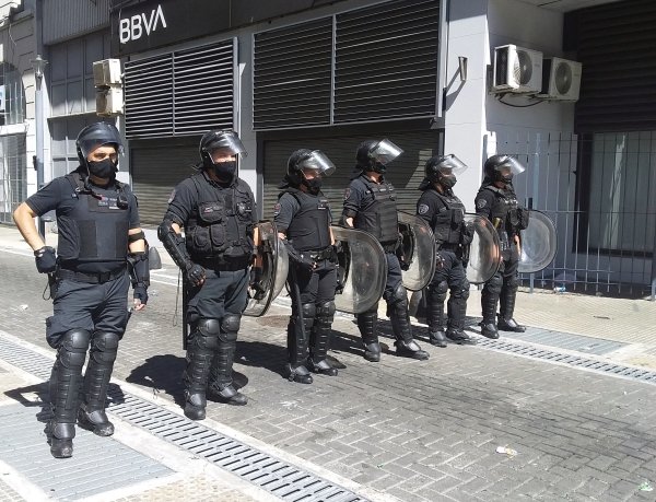 Несколько человек пострадали во время церемонии прощания с Марадоной