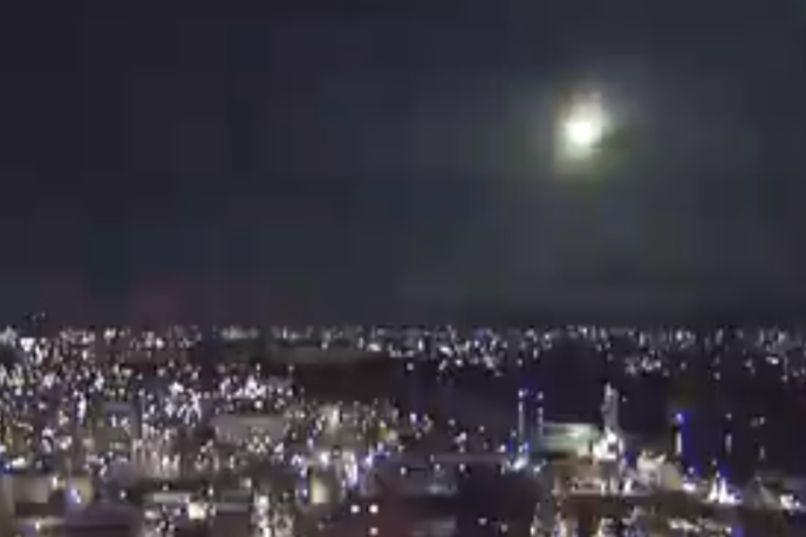 Огромный светящийся шар пролетел над Японией