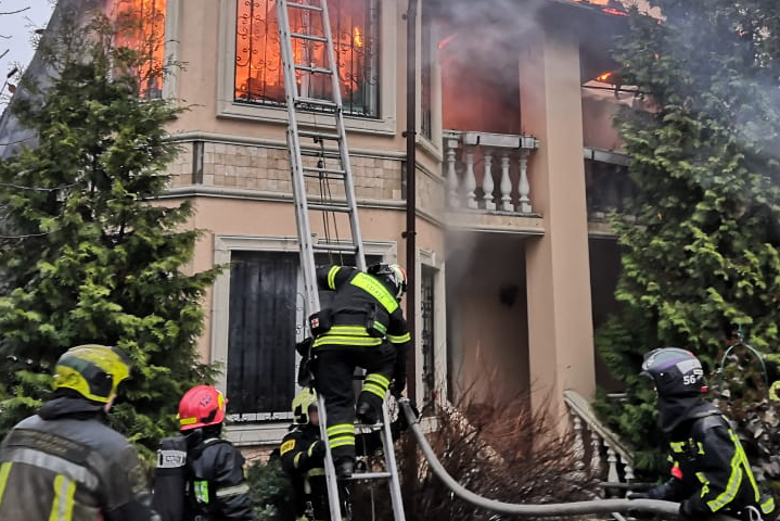 Пожарные ликвидировали возгорание в частном доме в Чечерском проезде