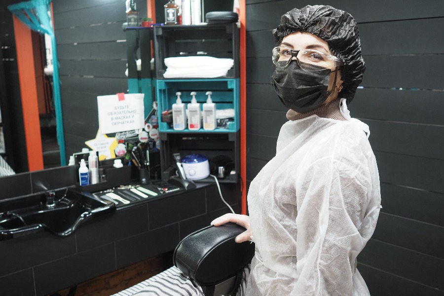Немецкий парикмахер продал первую запись на стрижку после локдауна за 422 евро