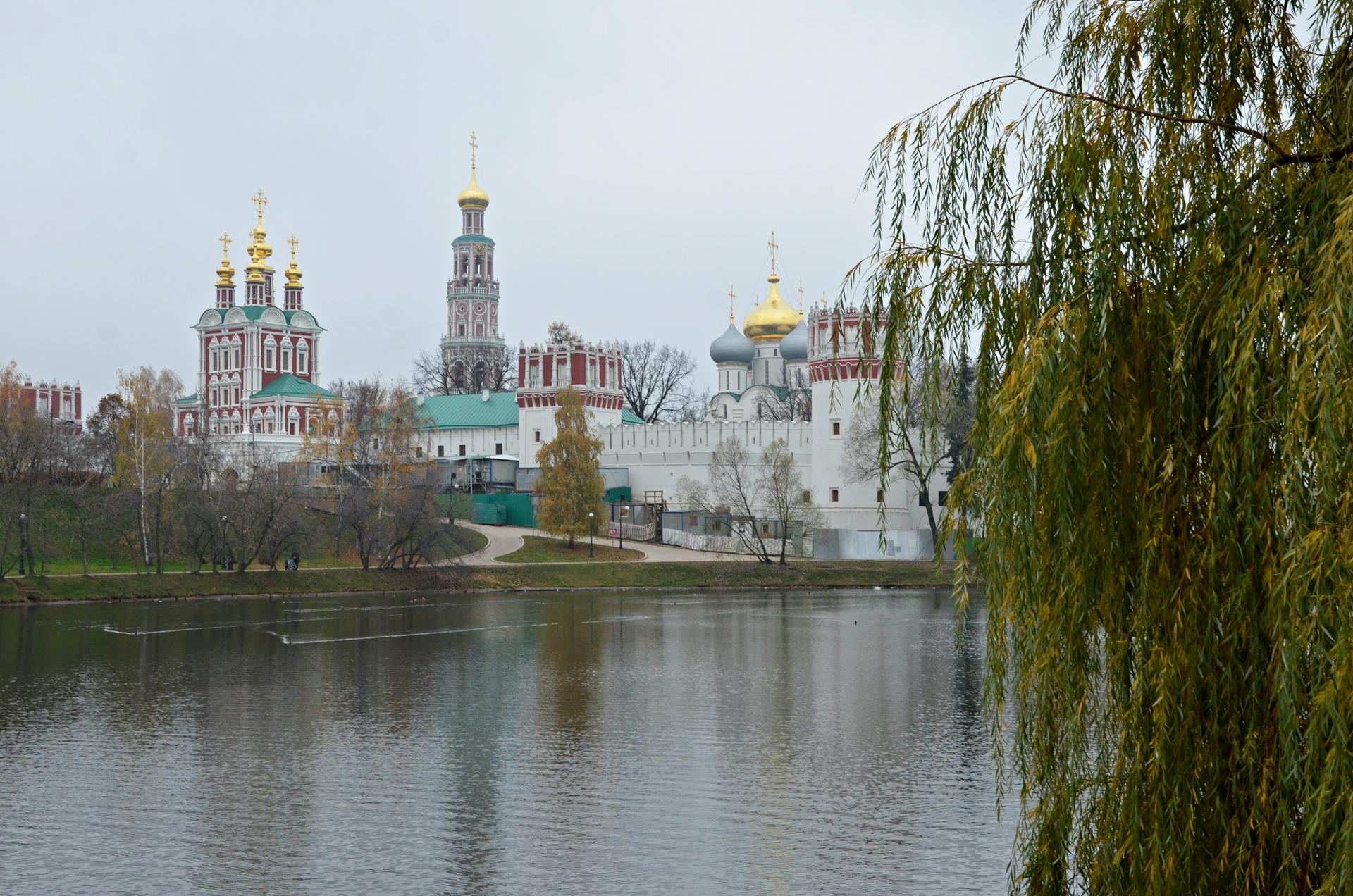 Свыше 900 знаков безопасности поменяли на водоемах в Москве