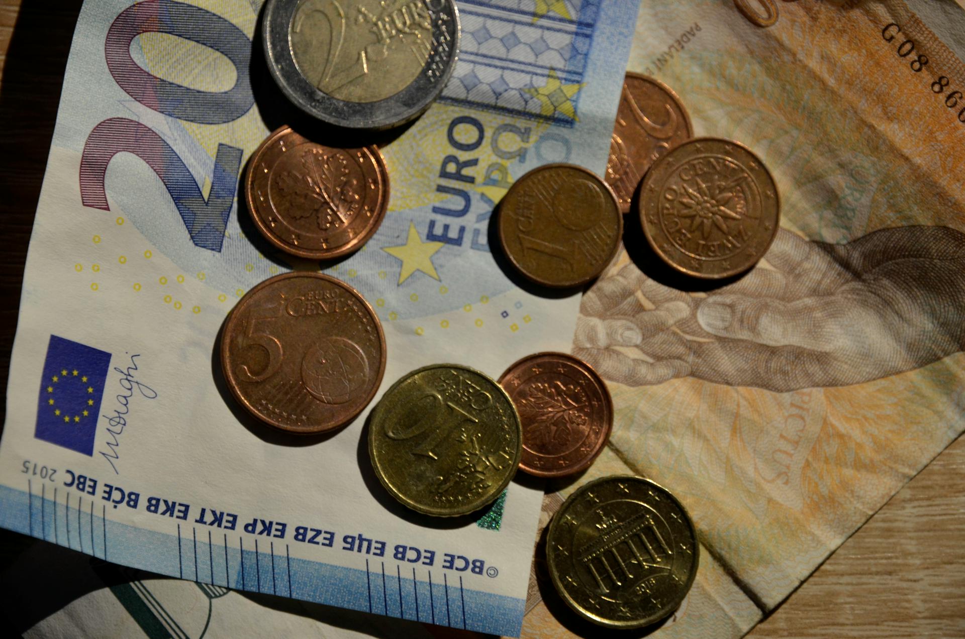 Курс евро опустился ниже 88 рублей