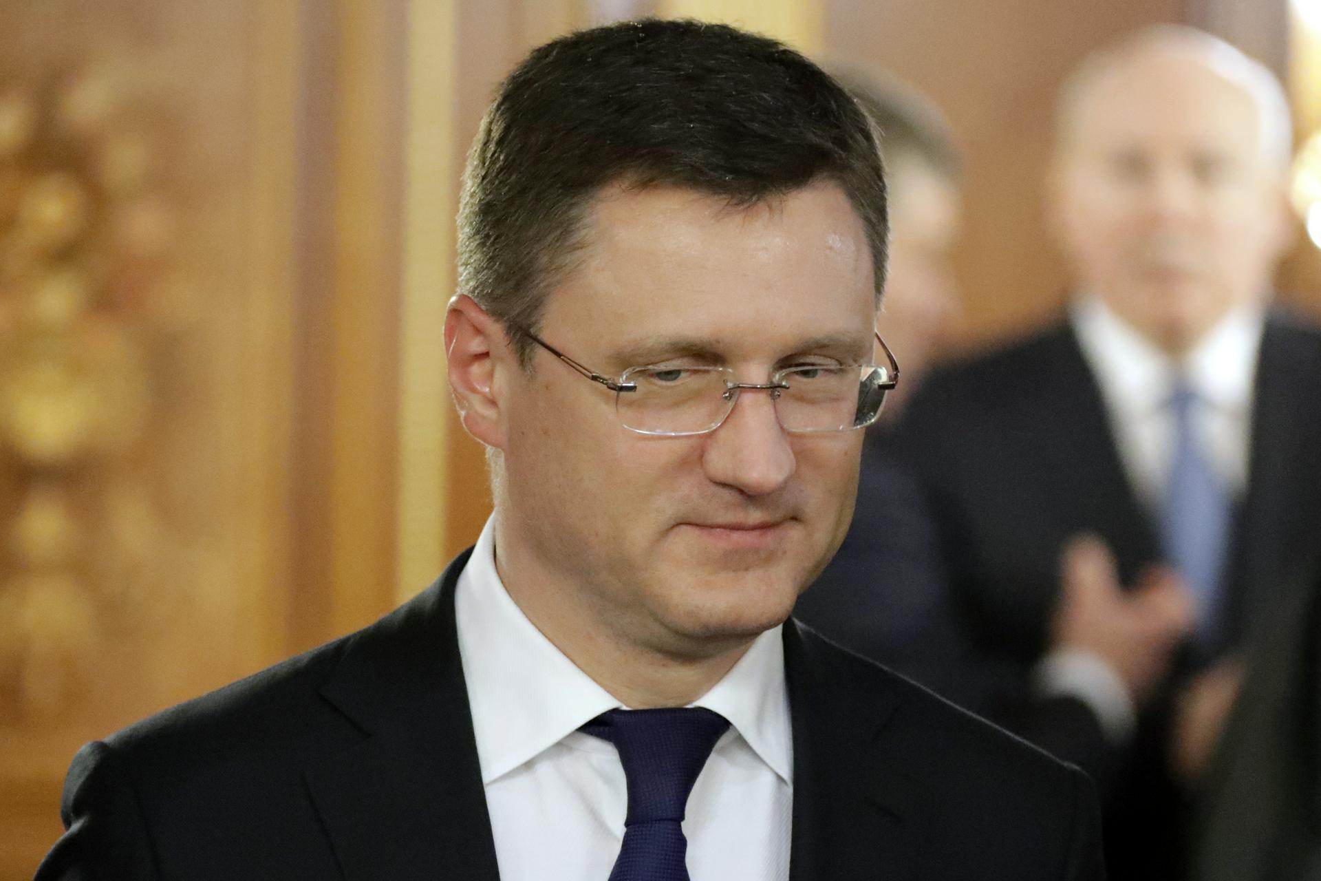 Политологи объяснили отставку трех министров и повышение Новака