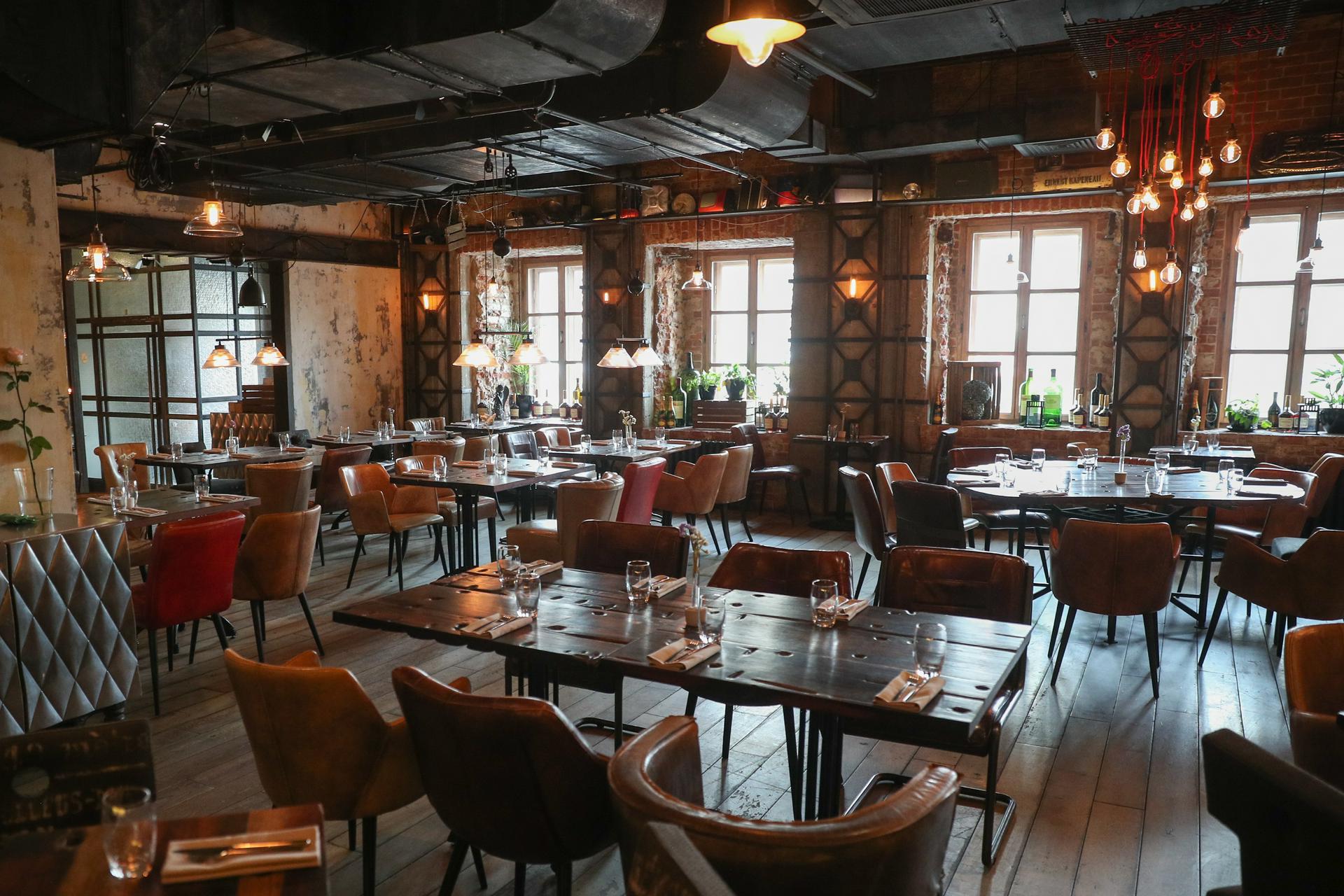 Дистанционка, закрытие клубов и запрет массовых мероприятий: какие ограничения вводятся в Москве