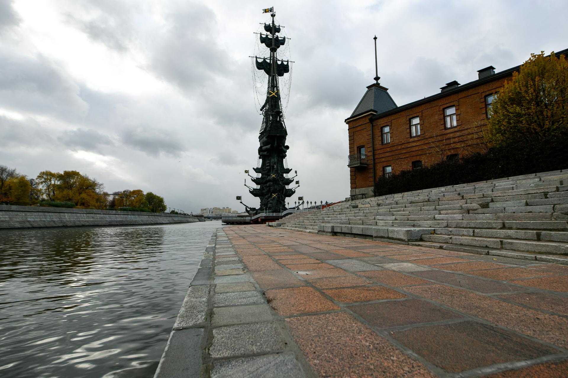 памятник петру 1 москва река