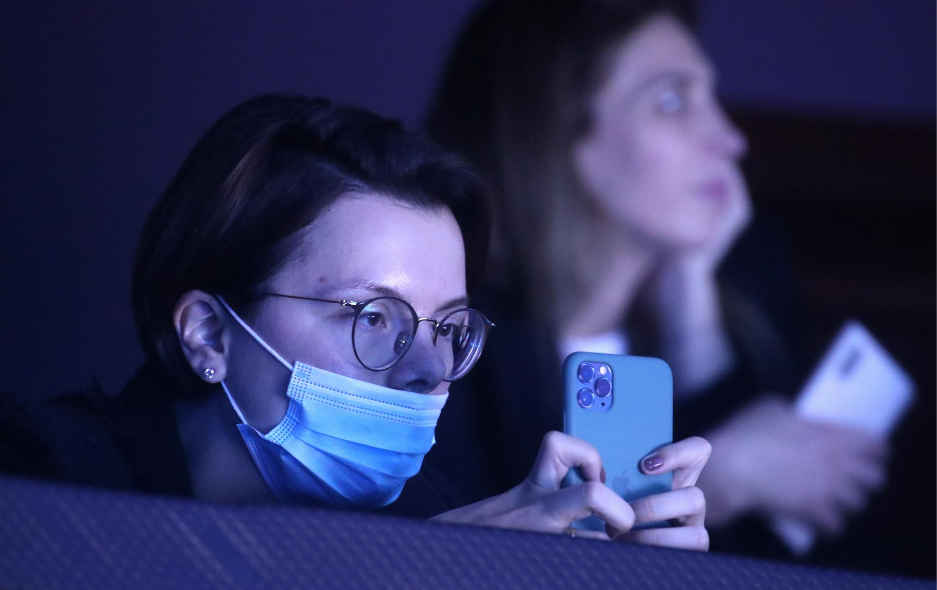 «Недостаток внимания»: сексолог оценил тягу Брухуновой к ярким нарядам