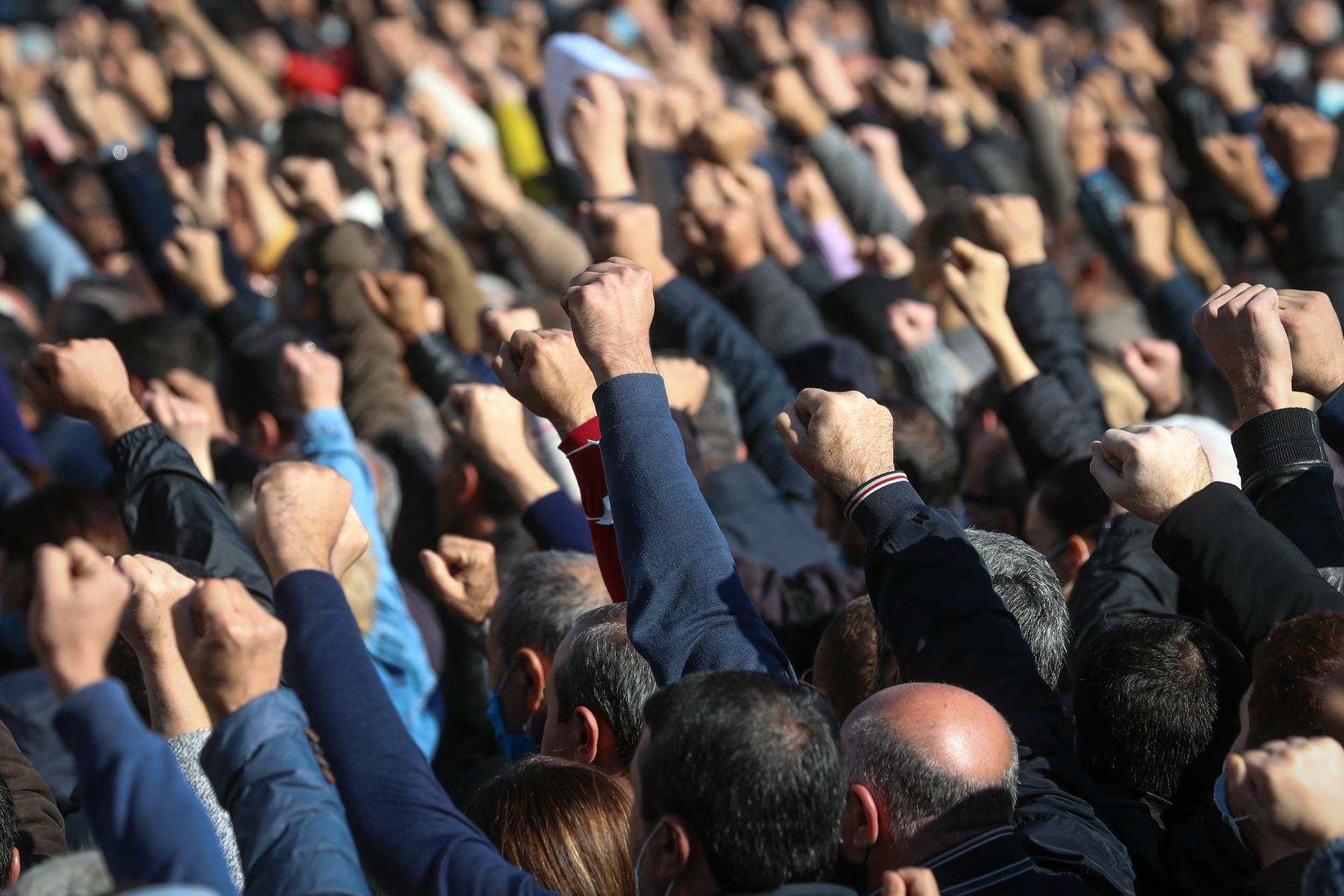  Участники митинга на площади Свободы в Ереване