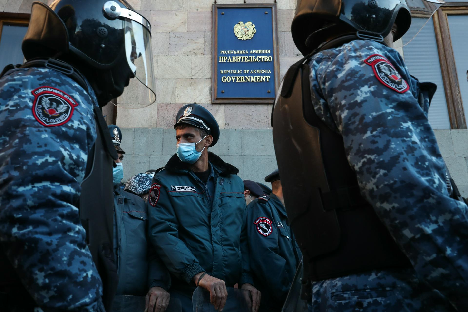 Следствие сообщило о задержании десяти лидеров оппозиции в Ереване