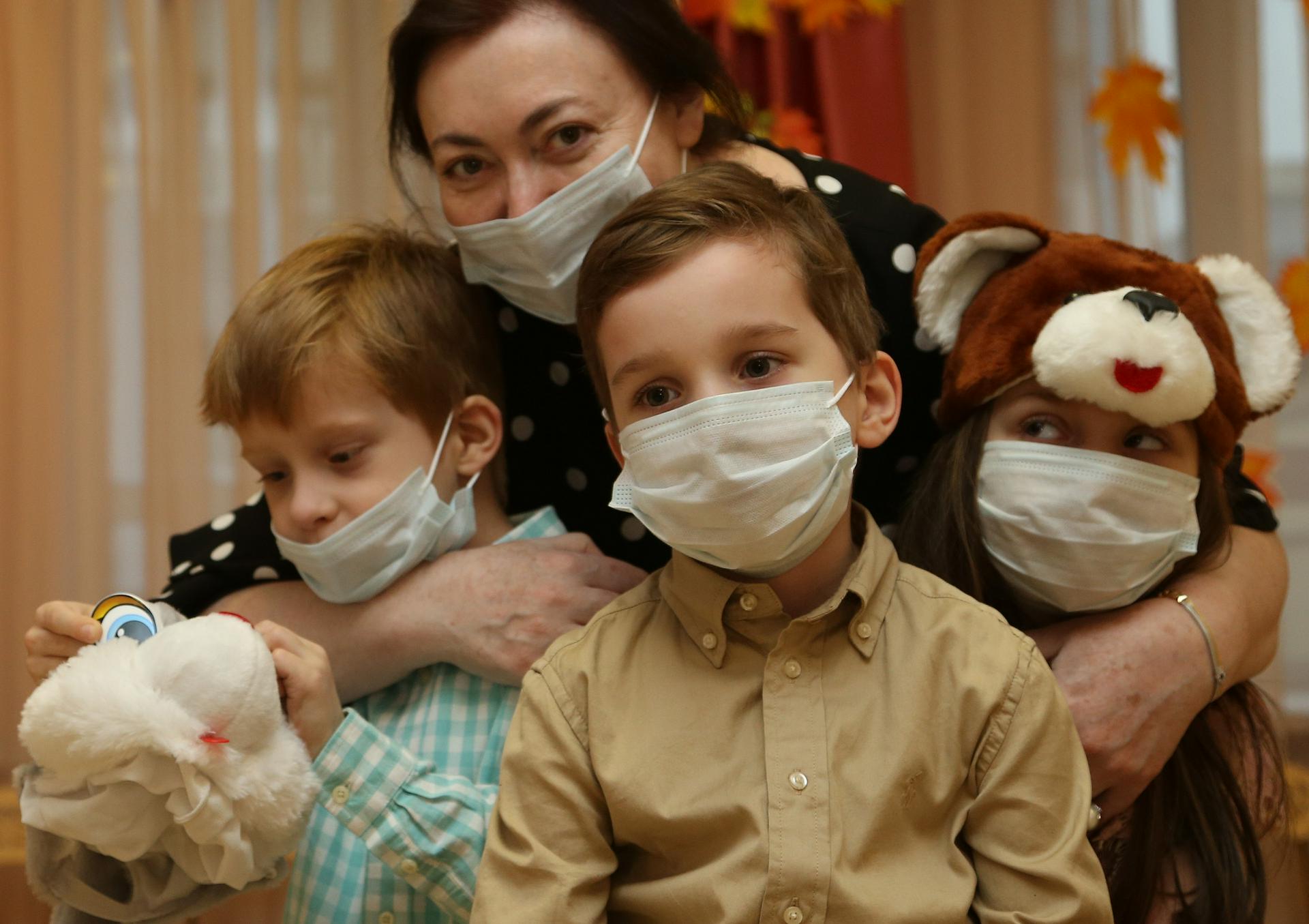 Иммунолог объяснил, как избежать распространения коронавируса внутри семьи