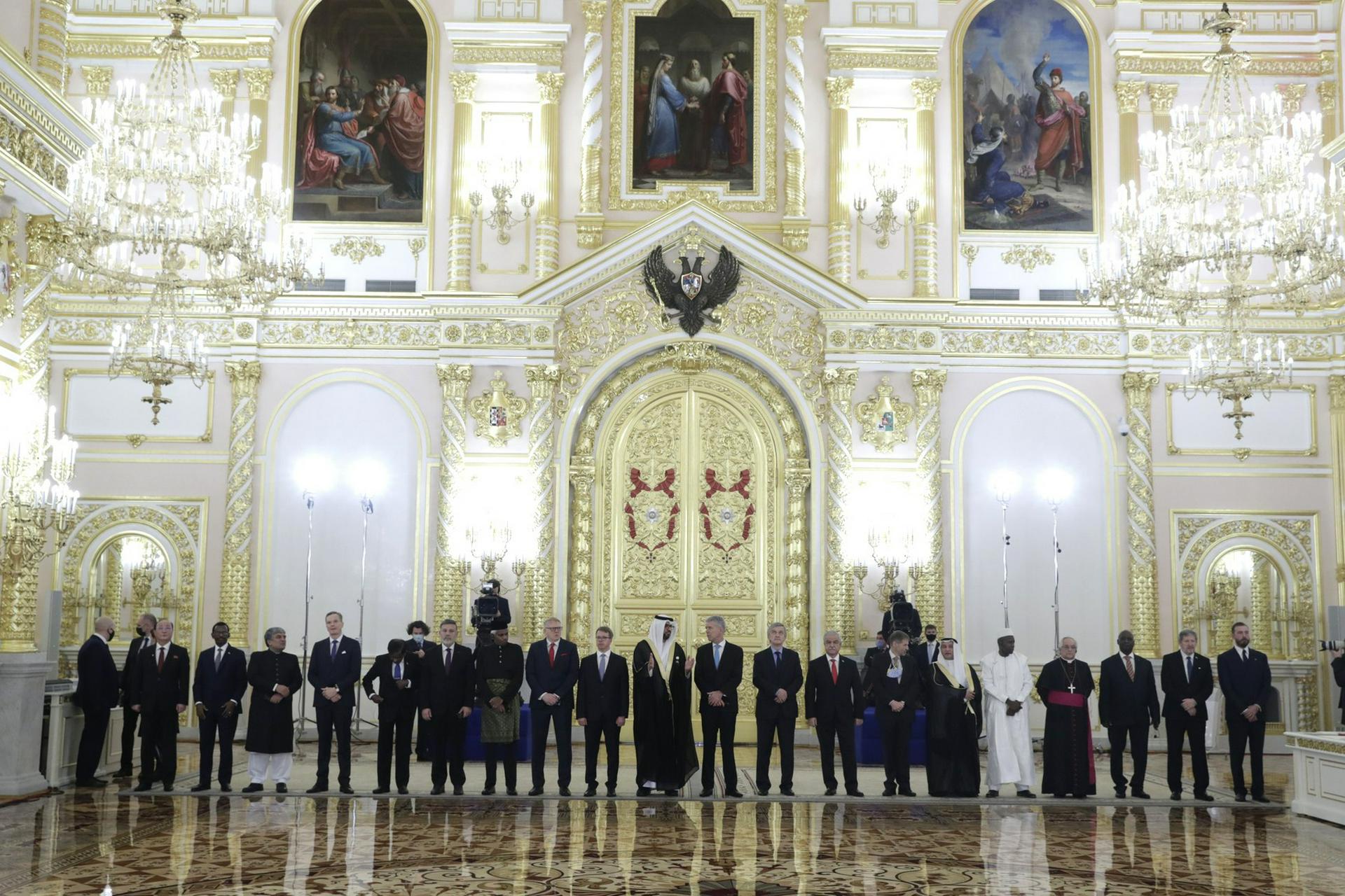 Церемония вручения верительных грамот началась в Кремле