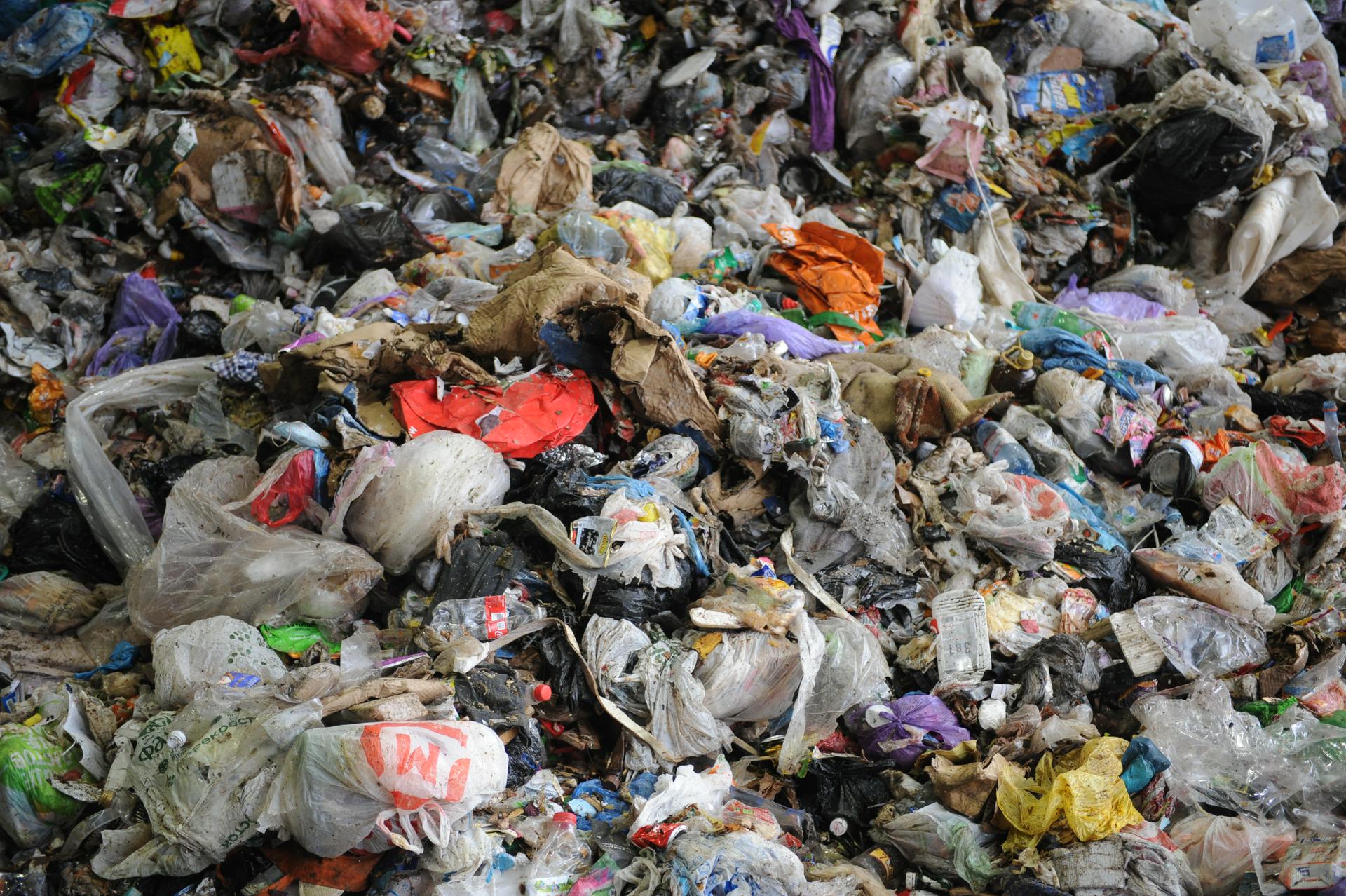 Заброшенный тупик завален мусором