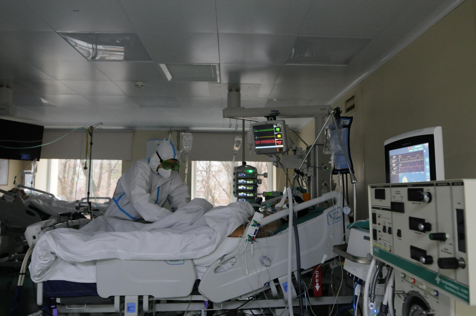 Число случаев коронавируса в мире превысило сто миллионов