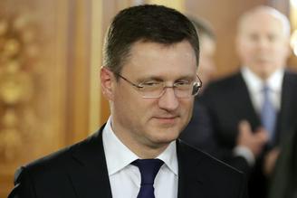 Политологи объяснили отставку трех министров и повышение Новака