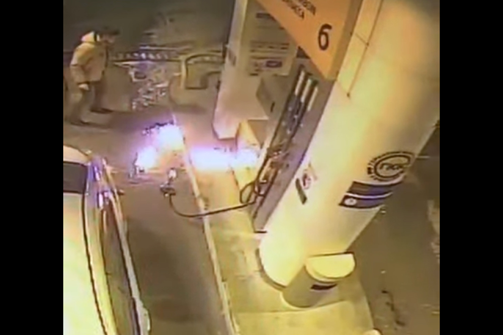 В Сети высмеяли водителя за поджог бензобака машины на заправке в Южно-Сахалинске