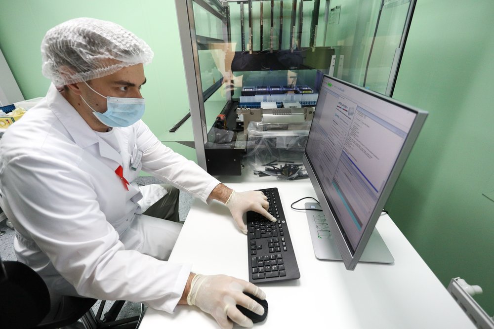 Академик Покровский рассказал, почему эффективное лечение от ВИЧ не станет массовым