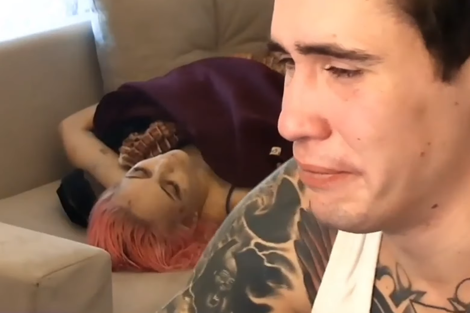 Сестры девушки, погибшей во время стрима Reeflay, не могут доставить ее тело домой