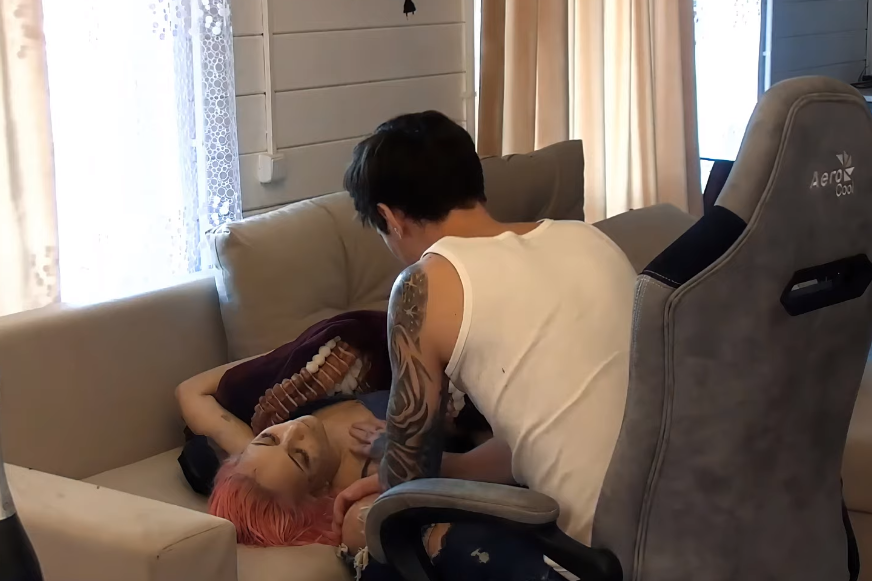 СМИ: Беременная девушка скончалась во время стрима известного блогера