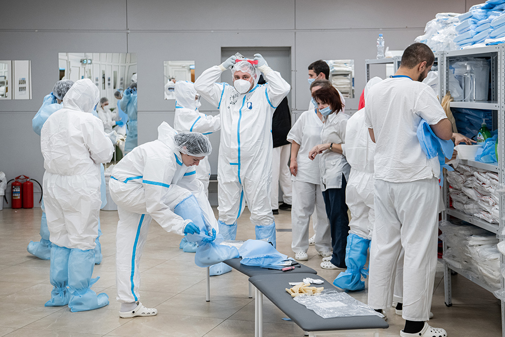 Коронавирус выявили за сутки у 11 198 человек в России