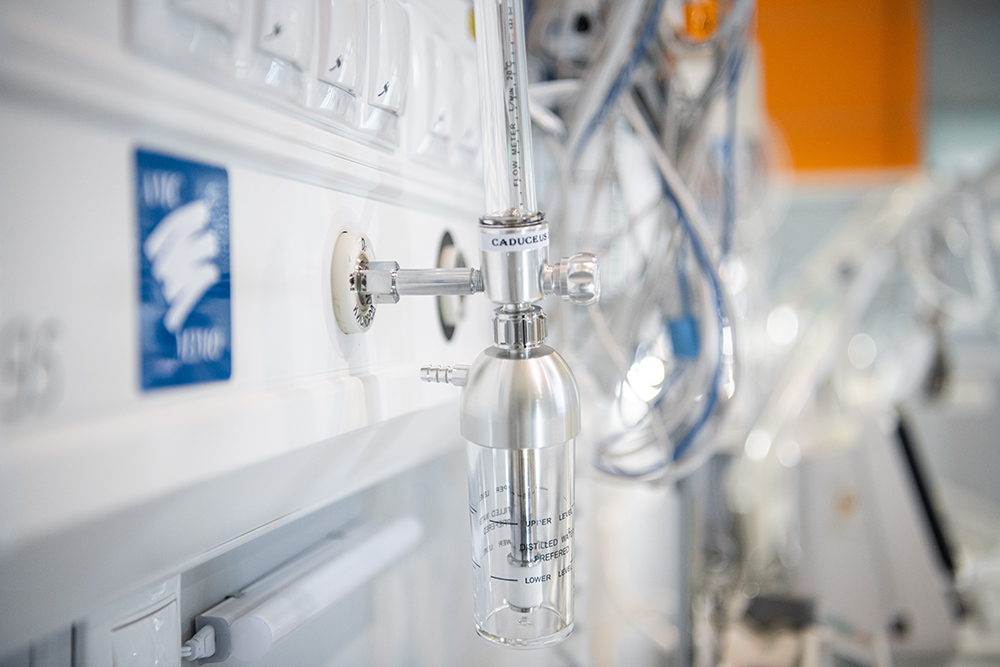 Глава Минздрава уточнил число пациентов с COVID-19 на ИВЛ