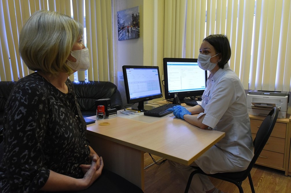 Жительница Южного Бутова Анжела Алянкина на приеме в районной поликлинике