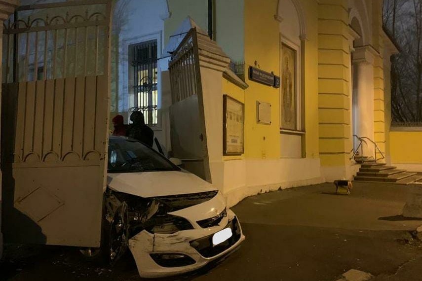 Сотрудники Росгвардии в Москве задержали водителя, который снес ворота храма