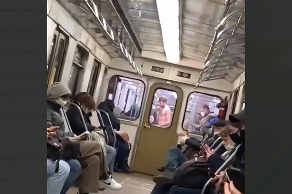 Видео с голым пассажиром в метро взбудоражило Сеть