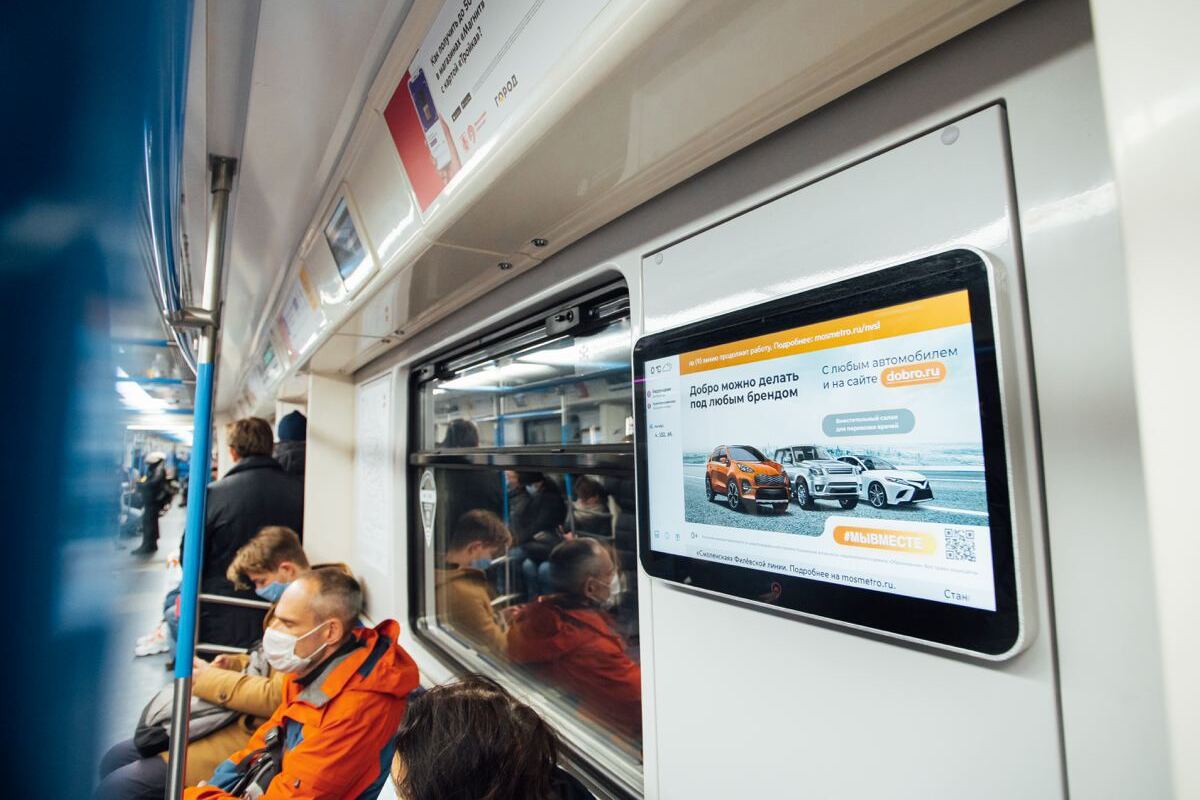 Слова благодарности врачам и волонтерам разместили на экранах в метрополитене