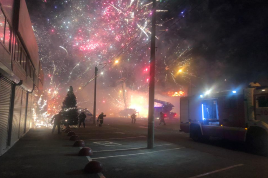 Названа возможная причина пожара в павильоне с пиротехникой в Ростове-на-Дону