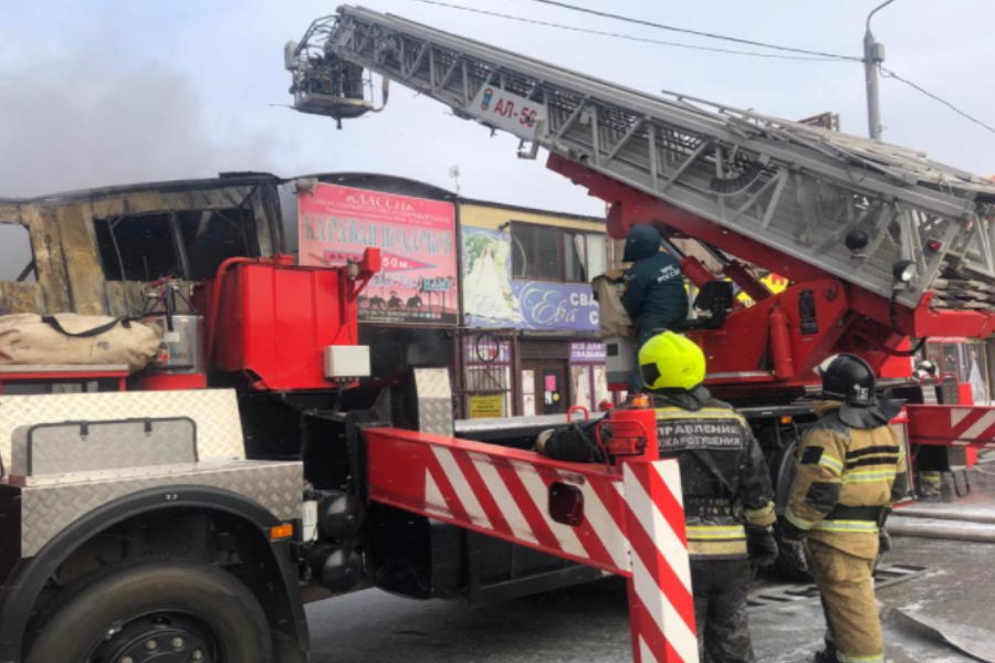 Пожар в павильоне с пиротехникой в Ростове-на-Дону локализовали