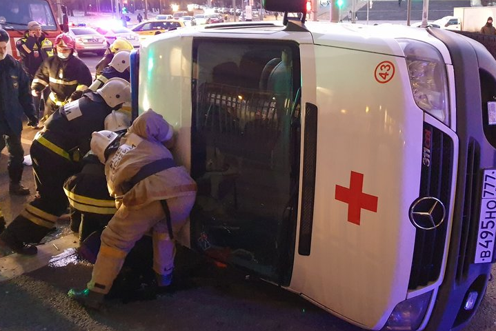 Машина скорой помощи перевернулась после ДТП в Москве