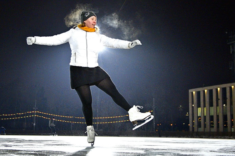 Москвичка Евгения Чугунова на открывшемся катке в Лужниках