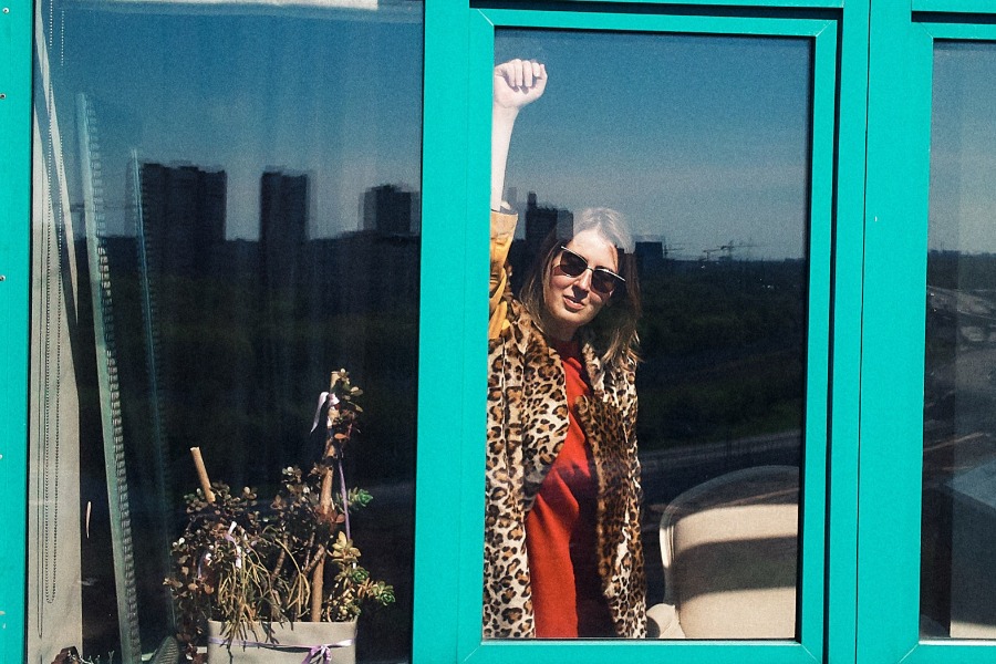 Май 2020 года. Полина Милушкова на самоизоляции позирует фотографу, снимающему ее с помощью дрона