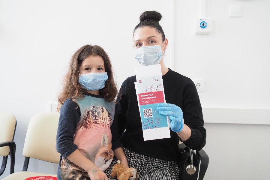 Москвичка Яна Ухватова записалась на вакцинацию от коронавируса одной из первых. Ее дочка Зоя пришла вместе с мамой на прививку в поликлинику, чтобы поддержать ее