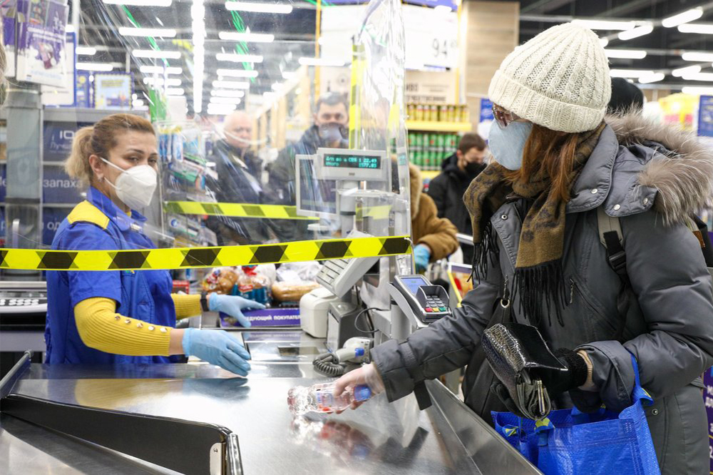 Юрист объяснил, почему опасно оставлять чеки на кассе