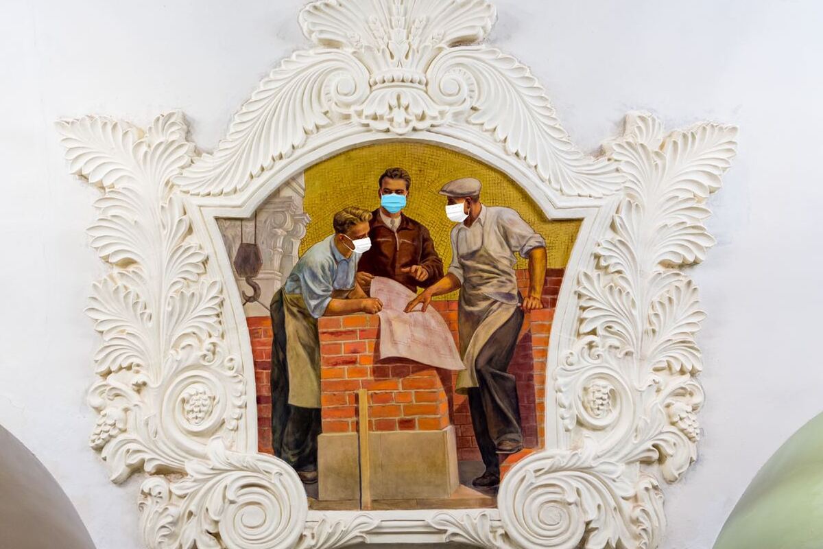 Медицинские маски появились на фресках станции столичного метро «Киевская»