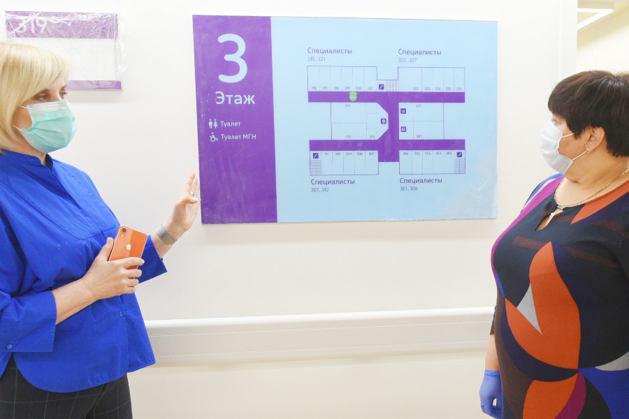 Главный врач детской поликлиники № 118 Елена Волкова (слева) демонстрирует схему расположения кабинетов после проведения капитального ремонта в учреждении своей коллеге, главному врачу детской поликлиники № 145 Галине Борисовой