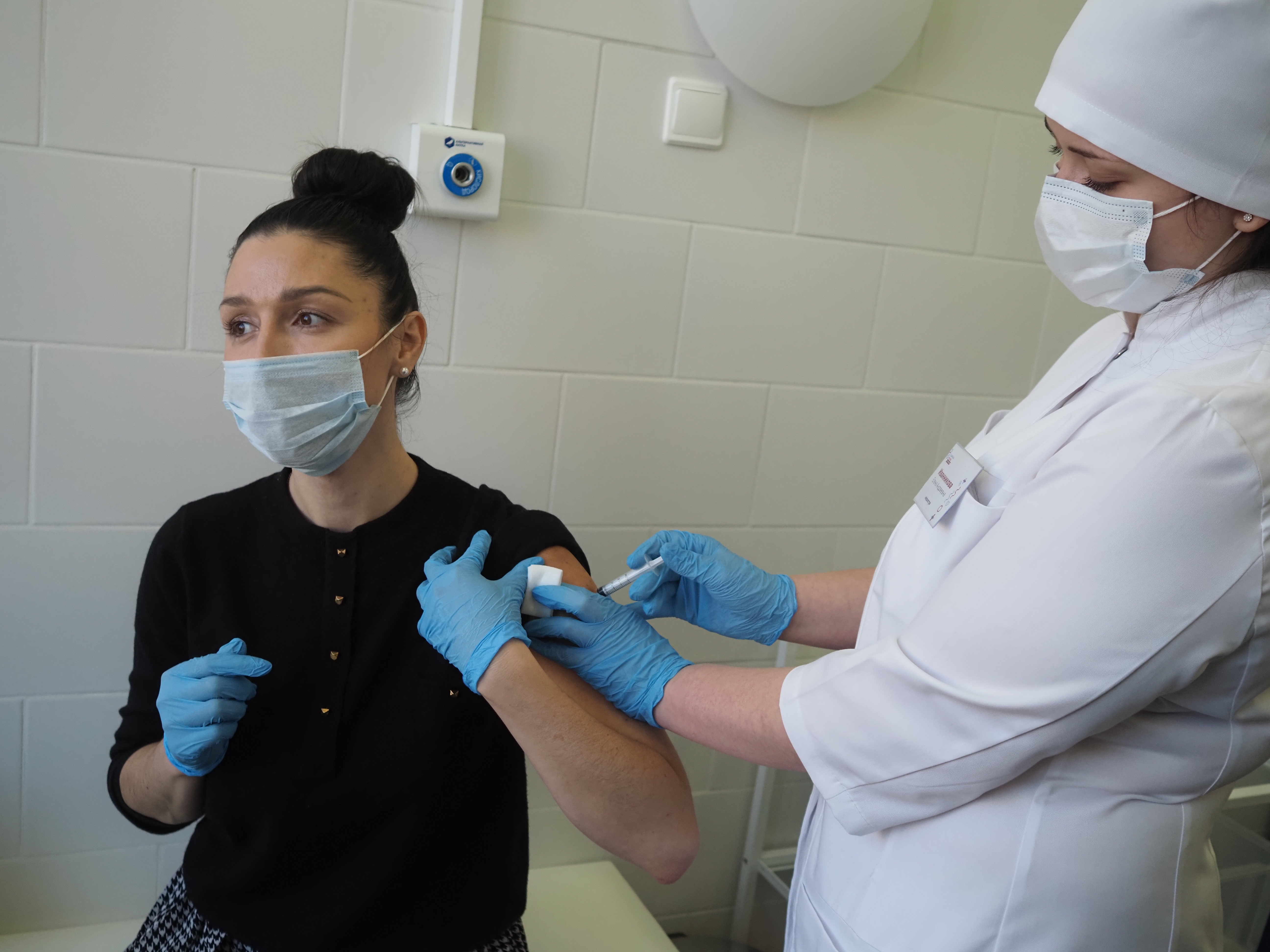 Новые способы записи на прививку от COVID-19 появились в Москве