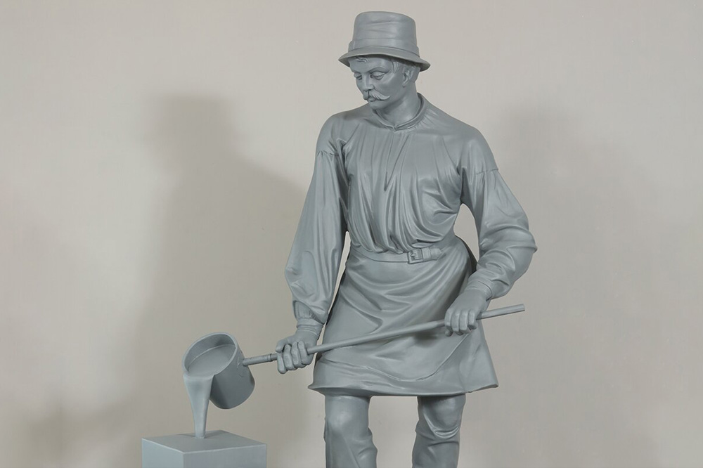 Скульпторы отреставрировали композицию «Литейщик и кузнец» в районе Якиманка