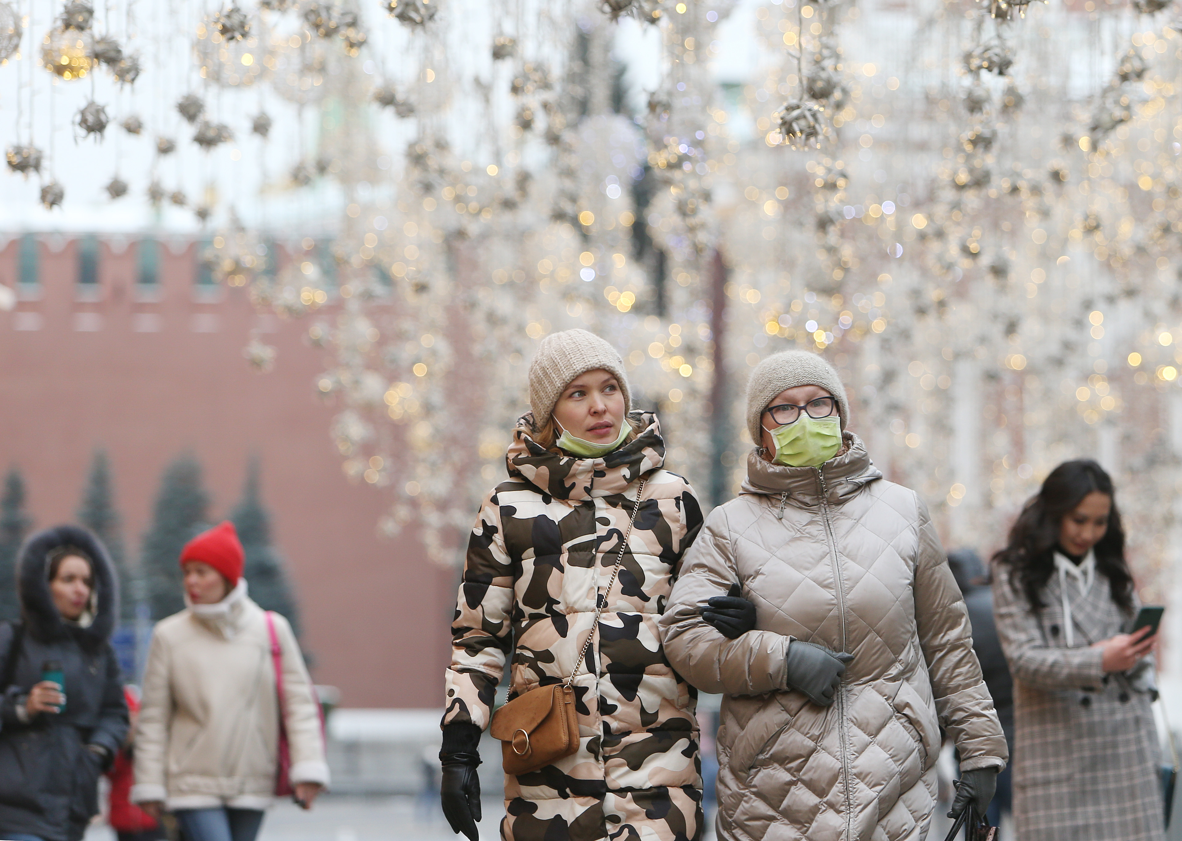 Участие в москве. Москву ждет похолодание. Снег в Москве. Россияне группа люди на улицах Россия зима. Снегопад в Москве.