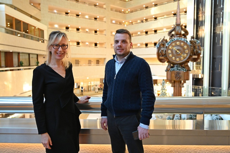 Председатель комитета по гостиничному бизнесу столичного реготделения общественной организации «Деловая Россия» Дмитрий Шлопак и и.о. директора одного из московских отелей Елена Борисова во время встречи по вопросам сотрудничества