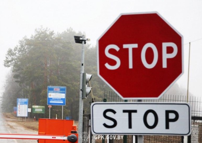 Большая группа мигрантов перешла белорусско-польскую границу