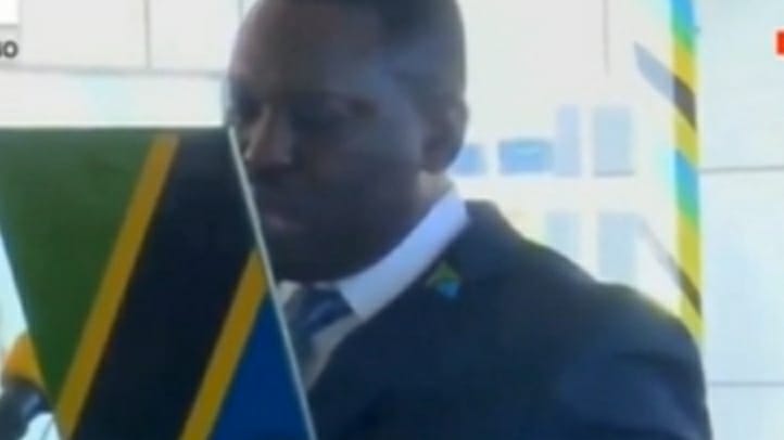 Танзанийский депутат не смог прочитать текст присяги и опозорился в прямом эфире