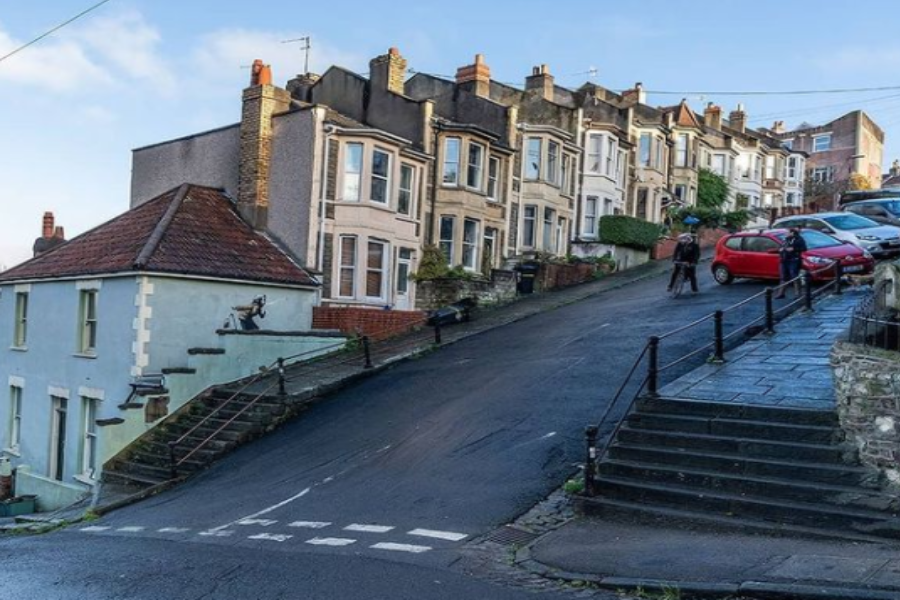 Граффити Бэнкси с чихающей пенсионеркой появились на улицах Бристоля