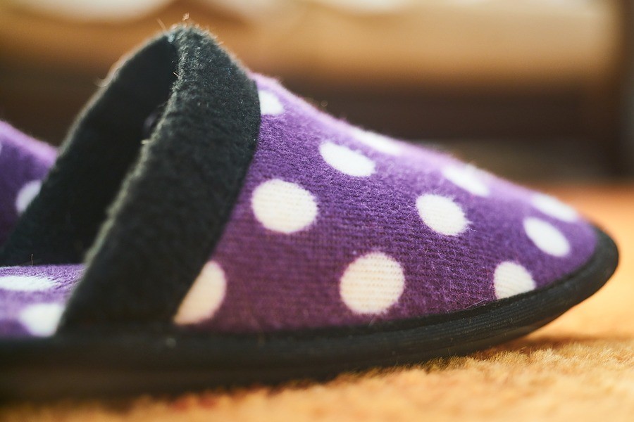 Инфантилизм и забота о близких: психолог объяснила, что говорят о женщине ее домашние тапочки