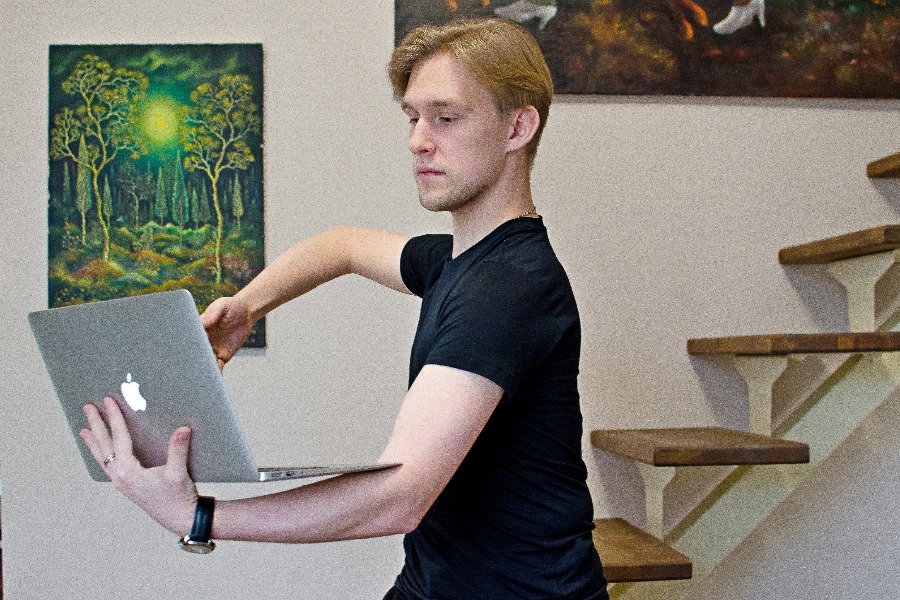 Педагог по танцам проекта «Московское долголетие» Юрий Лиоли проводит онлайн-занятие