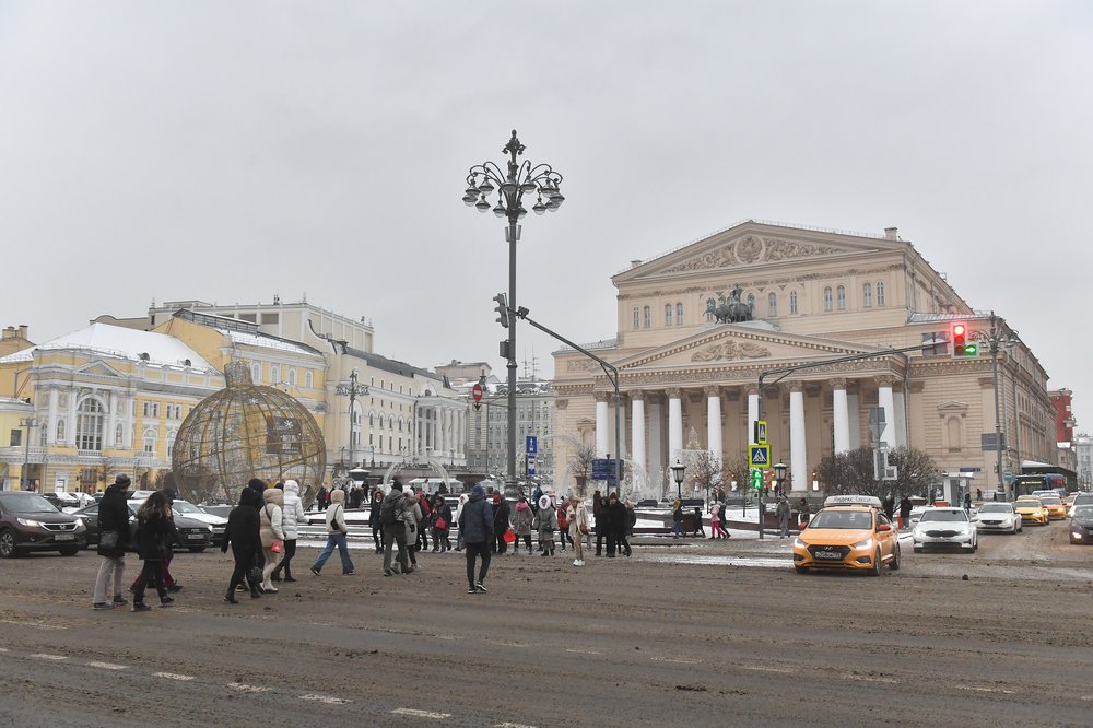 СМИ: Около 250 человек эвакуировали из Большого театра после сообщения о минировании