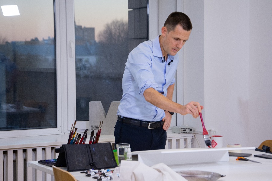 Главный архитектор города Москвы Сергей Кузнецов дает мастер-класс по акварельной живописи. В этот раз зрителями стали в том числе и женщины, находящиеся в исправительной колонии в Можайске