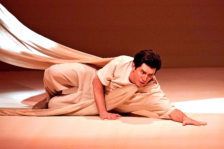 Актер Ярослав Абаимов в роли Надира исполняет арию, посвященную его возлюбленной Лейле