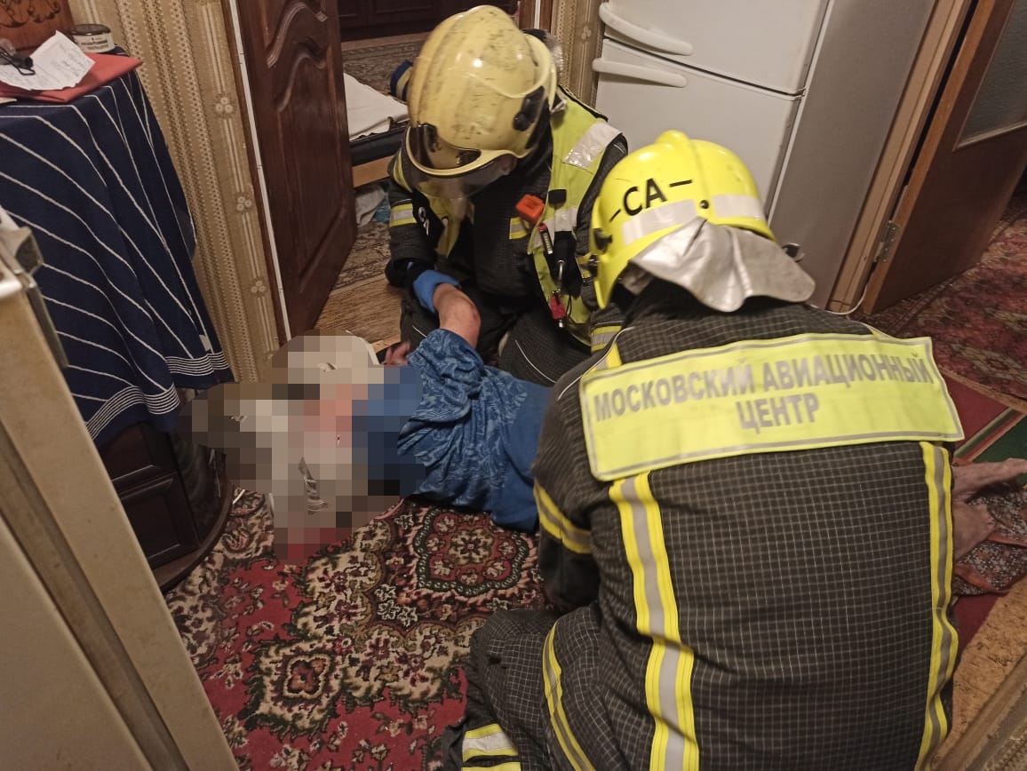 Спасатели оказали помощь попавшей в беду московской пенсионерке